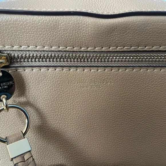 Henri Bendel Pebbled Leather Camera Crossbody Bag Beige Neutral Gold Hardware - Picture 2 of 12